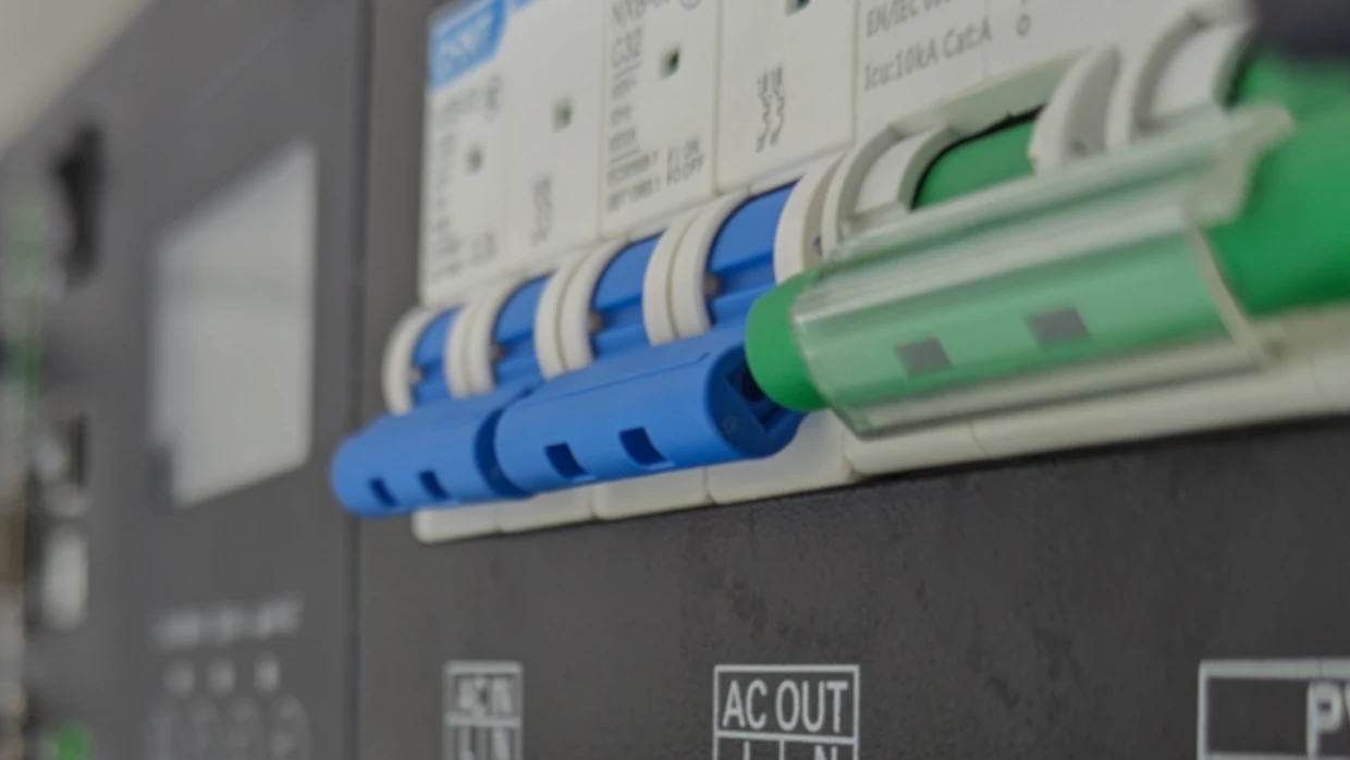 Off-grid and hybrid inverters